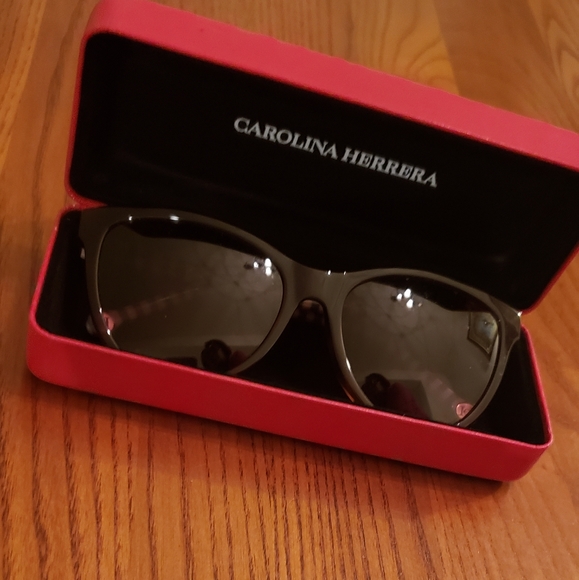 Carolina Herrera brown tortoise shell sunglasses with case - Picture 4 of 7